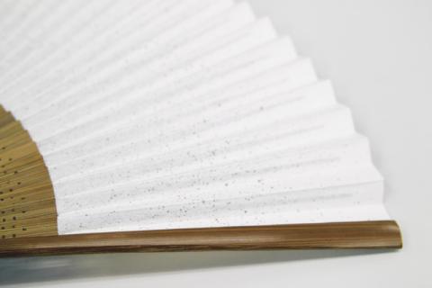 裏面は真っ白ではなく金を吹き付けたような感じになっています。