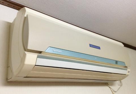 フィルターお掃除機能は無いけど、その分割りとスリムです。