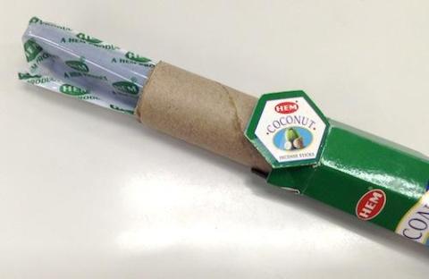 中には丸い筒っぽが入っていてお香をガード!