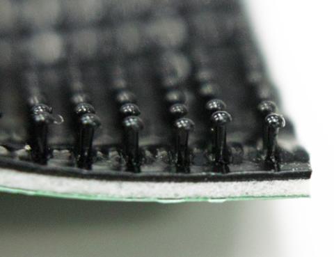 こちらはフック面のアップ、エノキタケのような形状です。