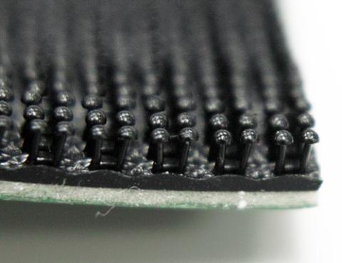 フック面と形状は同じですが、ループ面の方がみっちりと並んでいます。