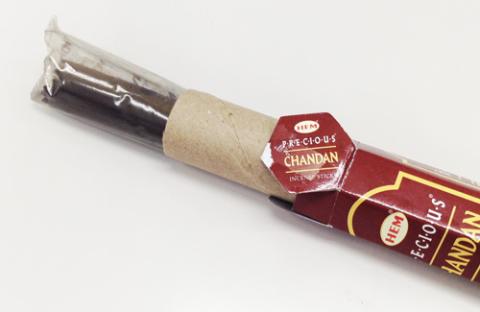 中には丸い筒っぽが入っていてお香をガード!