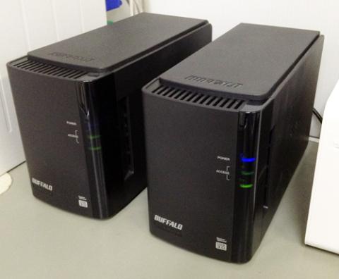 USB 2.0接続なので、とりたてて速くはないです。。。(右が本機)