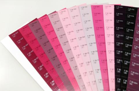 ミシン目に沿って切り取れる仕様。全て無くなったら差し替えも可能です。