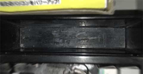 分かりにくいですが、黒い樹脂が白くなってます。