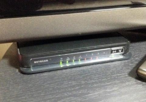 置く場所が無くて、仕方なくTVとTV台の隙間に...