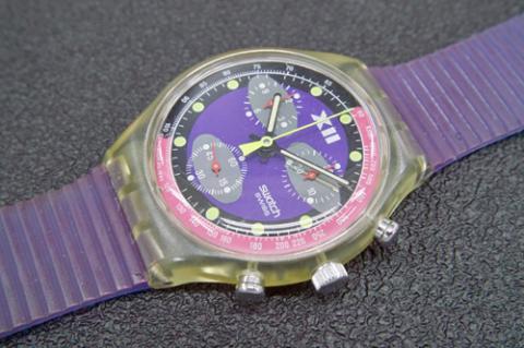 癖のないすっきりとした形状と奇抜な色合いのデザインがマッチして完成度を高めています。