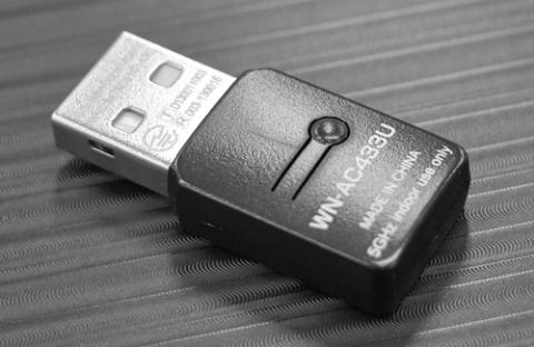 裏側にボタンがありますが、用途不明です...