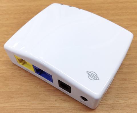 背面側の方が盛り上がった形状になっています。