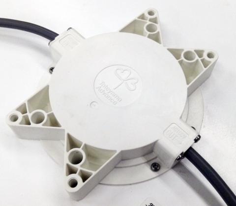 電源などの臓物は裏側のセンターに集約されています。