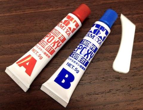 A液よりB液(硬化剤)の方が臭いです。。。