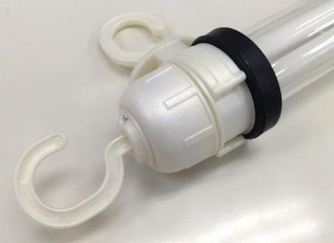 縦用フック(左)と横用フック(奥、2ヶのうちの一つ)