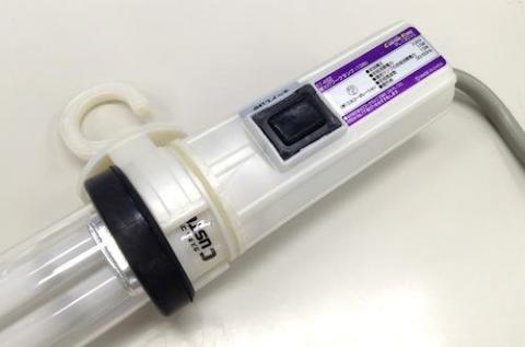 グリップ側にも横掛け用フックがあります。あと電源スイッチも。