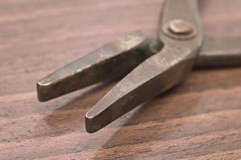 滑り止めのギザギザがないので、地金を傷つけにくくなっています。