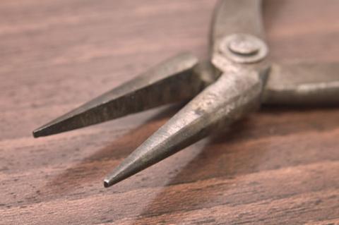 ラジオペンチのようですが、やはりギザギザがありません。