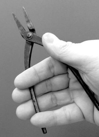 私はこんな感じか、あるいは人差し指と中指だけ添えて開閉させています。