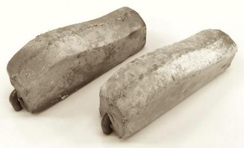 W100×H43×D28(突起部を除く)らいのサイズです。