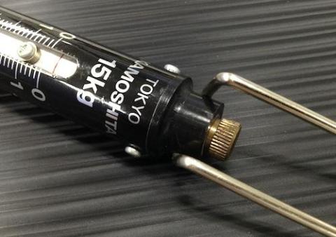 上部のローレット部分を回して目盛りのゼロを設定します。