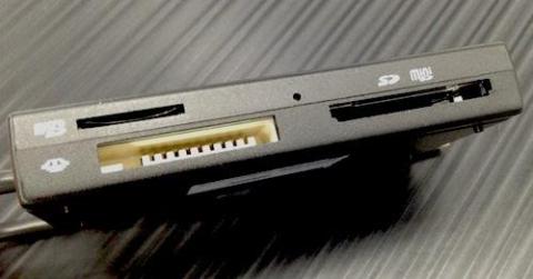 この3つのスロットに入るものは大抵読み書きできそうです。