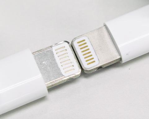 右の純正品はさすがの仕上がり。