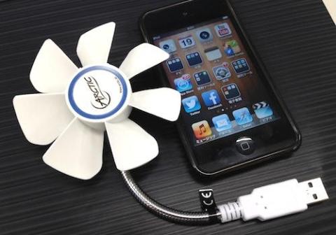 折角なのでiPod touch 4thと並べてサイズ比較を。