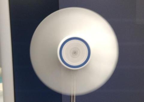 後ろの画面には干渉縞が出てるのに?