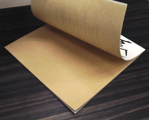 かなりペラっペラで、20枚綴りでもたった0.4mm厚しかありません。