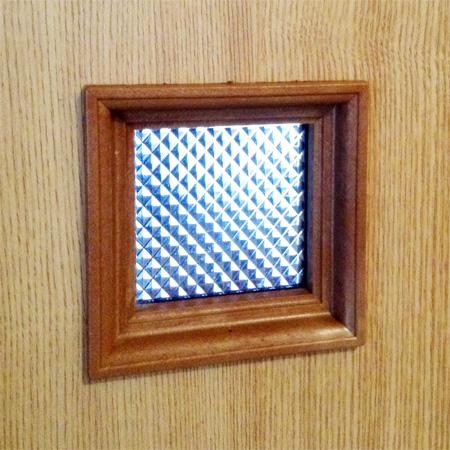 中は見えませんが、動いている人が居ると何となく分かります。