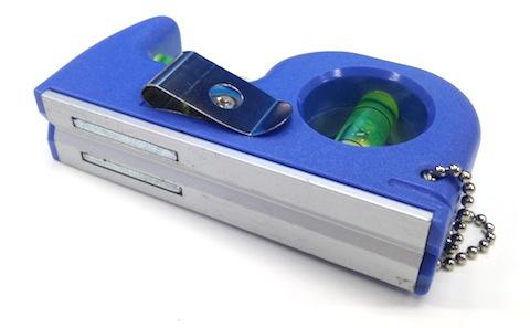 底部のV字溝と携帯用クリップ(オマケ的)