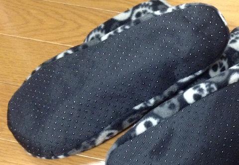足裏部分は別素材で滑り止めのポツポツが付いてます。