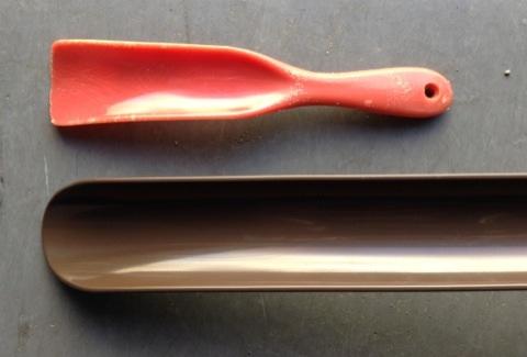 ちょっと幅広です。上は会社で愛用している靴べらです。