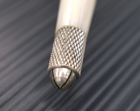 十字の割れ目に刃を挟んで固定します。