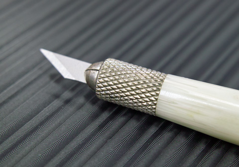 樹脂部分に入ったスジが象牙っぽさを演出しています。