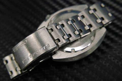 扱いやすいバックル部分。