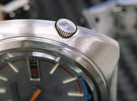 リューズは4時位置にあります。