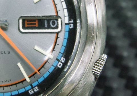 リューズ操作で曜日と日付を変更します。