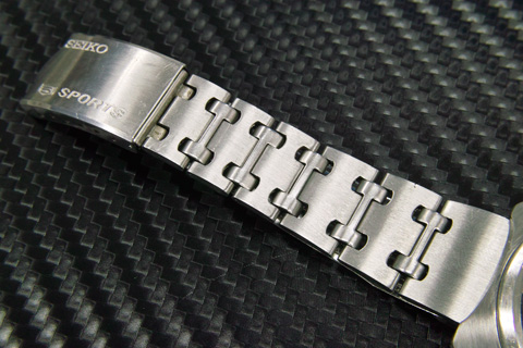 スッキリとした純正バンド。