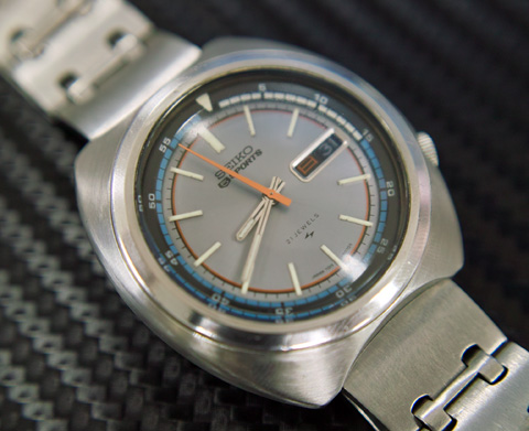 オレンジの針がスポーティな感じを演出しています。