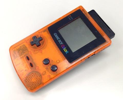 カセットが特別大きいので飛び出ます。