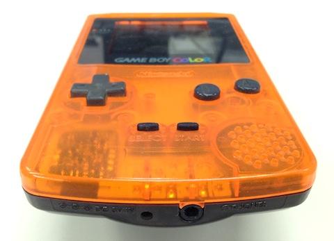 イヤホンジャック(右の孔)と電源コネクタ(左小孔)