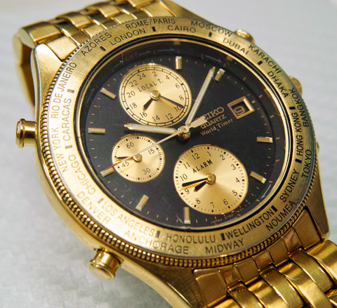 クロノグラフっぽい感じでスポーティでもあります。