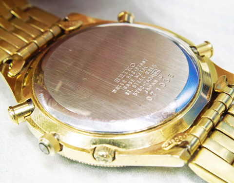 でも裏フタは銀色...