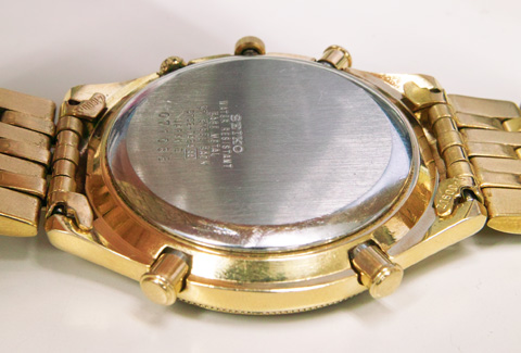 裏フタだけはステンレス色です。。。