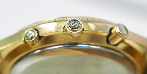 2時位置のプッシュボタン(右)、リューズ(中央)、アラーム用リューズ(左)