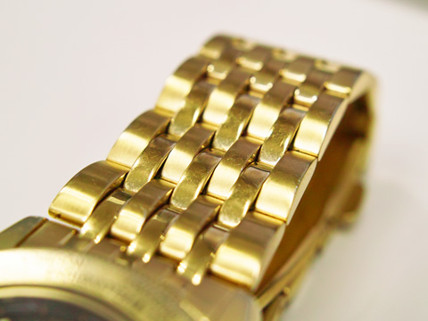 ゴールドな7連のメタルバンド