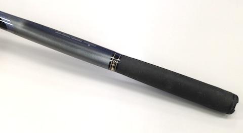 途中くびれているグリップ部、断面は楕円形となっています。