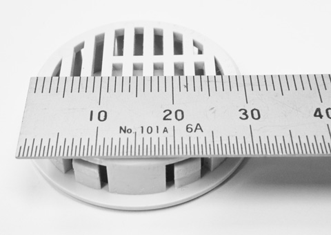 内側の丸孔にハマる部分はφ30mmです。