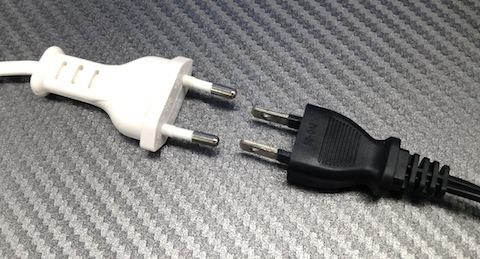 日本の標準的な電源プラグ(右)との比較