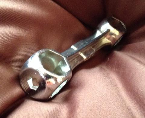 先端もレンチになっています。