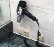 画像が粗いですが、下の方の丸い穴がドイツのホテルのコンセント